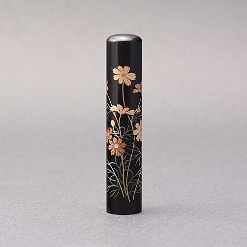 印鑑・はんこ-蒔絵(花)-黒水牛(高級芯持)-【コスモス】-手彫り仕上げ-12mm／商品画像1